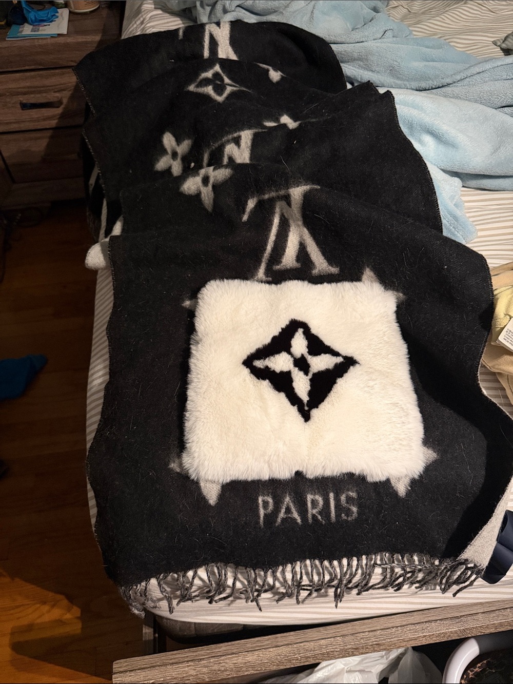 Luxury Black and White LV scarf with pockets for hands